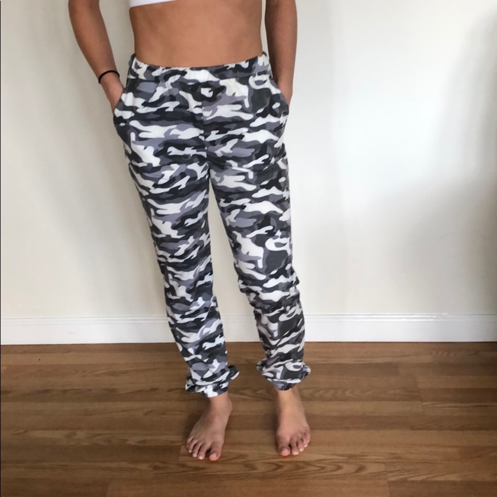 Fashion nova camo pants size small